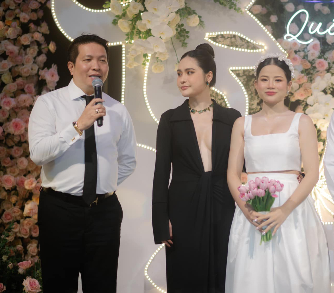 Đoàn Di Băng, Mai Phương Thúy mặc gợi cảm đi đám cưới, lấn át cả cô dâu - 1